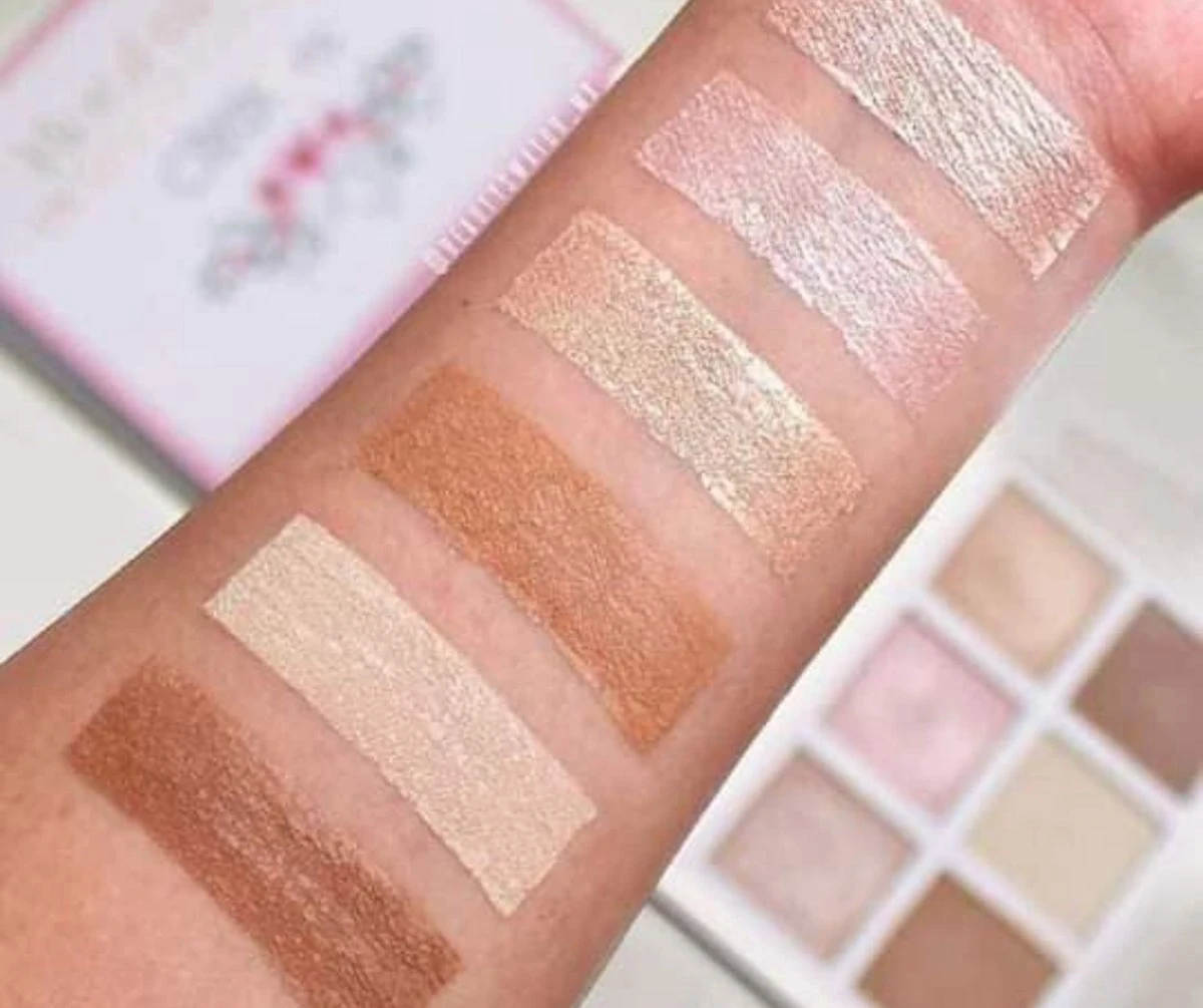 Beauty Creations Floral Bloom Highlight & Contour Palette 11 Beauty Creations Floral Bloom Highlight & Contour Palette - Image 9