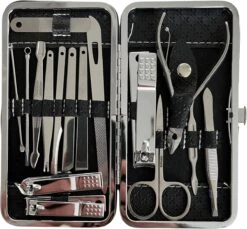 Medies - Luxe Manicureset 16 Delig Met Lederen Luxe Etui | Pedicure Set | Manicure Etui | Manicure Sets | Pedicure Sets | Nagelverzorging | Nagelknippers | Comedonlepels | Nagelvijl | Nagelriemknipper | Teennageltang | Nagelschaar | RVS -Modecosmetica Winkel 1200x1114 4