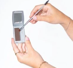 Herome Eye Care Wenkbrauw Poeder Zwart - Compact Brow Powder Nearly Black - Waterproof Verrijkt Met Panthenol - Volumineuze Wenkbrauwen In Een Handomdraai 17 Herome Eye Care Wenkbrauw Poeder Zwart - Compact Brow Powder Nearly Black - Waterproof Verrijkt Met Panthenol - Volumineuze Wenkbrauwen In Een Handomdraai -Modecosmetica Winkel 1200x1128 9