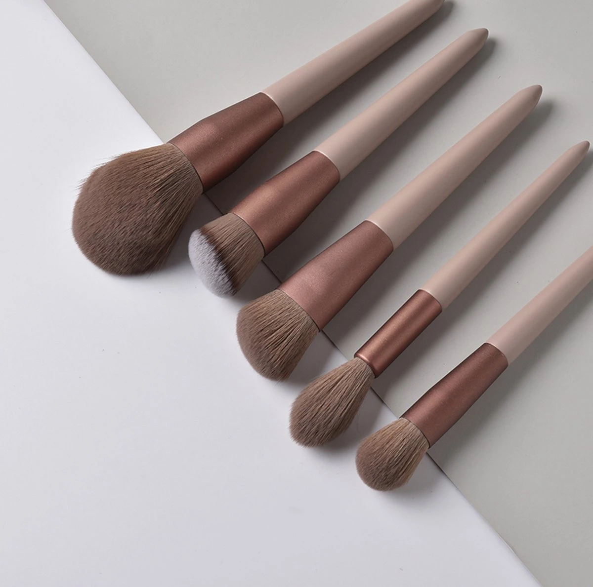Make Up Kwasten Set | 13 Stuks | Inclusief Beschermingszakje | Vegan | Blending Beauty | Voor O.a. Foundation & Oogschaduw | Cadeau Voor Haar 6 Make Up Kwasten Set | 13 Stuks | Inclusief Beschermingszakje | Vegan | Blending Beauty | Voor O.a. Foundation & Oogschaduw | Cadeau Voor Haar - Image 4