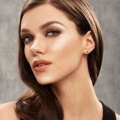 Maybelline Master Studio Strobing Highlighter Stick - 100 Light -Modecosmetica Winkel 1200x1200 1059