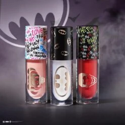 Makeup Revolution X Harley Quinn™ - What You Think I’m A Doll? Lip Gloss 7 Makeup Revolution X Harley Quinn™ - What You Think I’m A Doll? Lip Gloss -Modecosmetica Winkel 1200x1200 1139