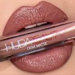 Huda Beauty Demi Matte Cream Lipstick - Révolutionnaire -Modecosmetica Winkel 1200x1200 1148