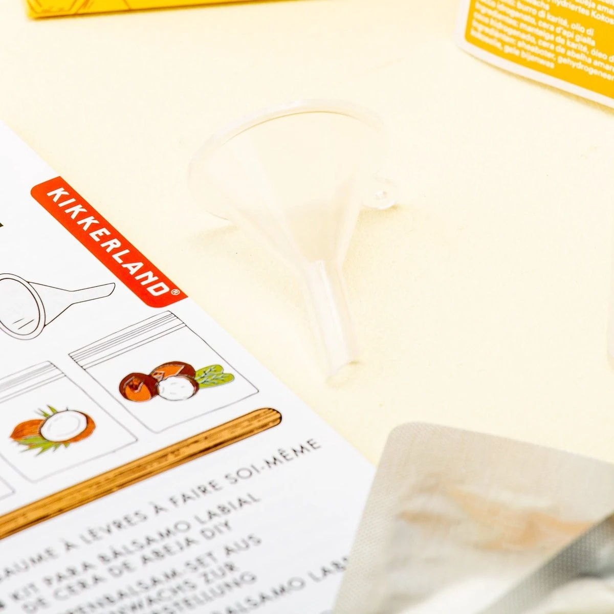 Kikkerland DIY Bijenwas Lip Balsem Kit - Maak Je Eigen Lippenbalsem - 100% Natuurlijk - Voor Twee Balsem Sticks 4 Kikkerland DIY Bijenwas Lip Balsem Kit - Maak Je Eigen Lippenbalsem - 100% Natuurlijk - Voor Twee Balsem Sticks - Image 2