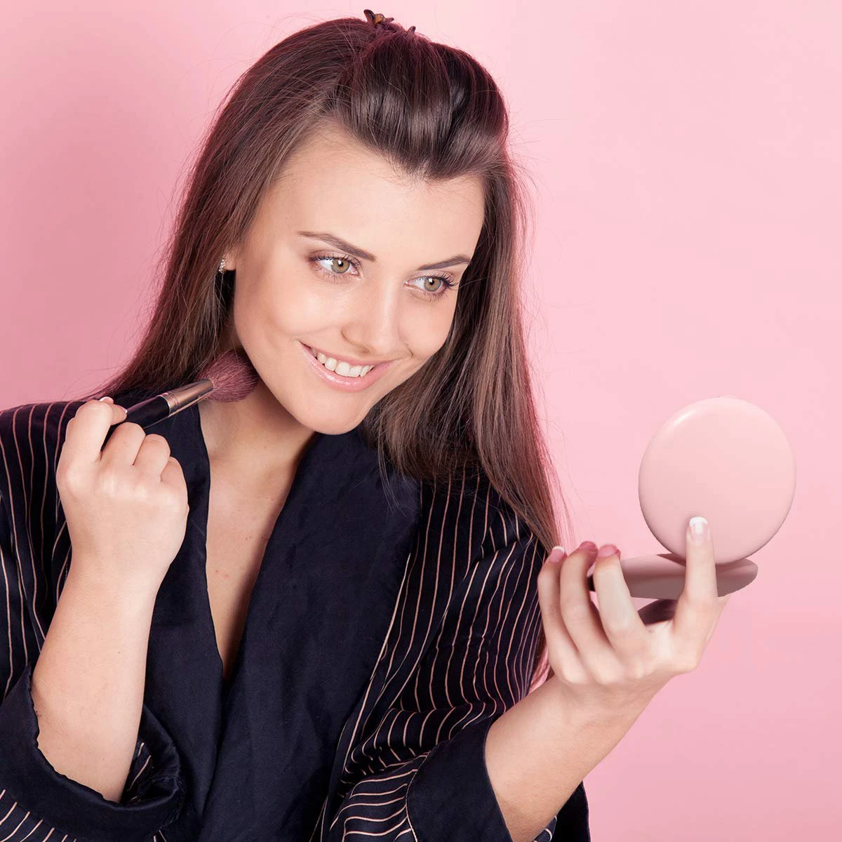 Led-verlichte Oplaadbare Compacte Make-up Spiegel Rond |1 X 2 X Vergroting | Make-upspiegel | Zakspiegel | Handspiegel | Reisspiegel | Dimbaar|als Cadeau | USB-lader | Rond | Zwart 8 Led-verlichte Oplaadbare Compacte Make-up Spiegel Rond |1 X 2 X Vergroting | Make-upspiegel | Zakspiegel | Handspiegel | Reisspiegel | Dimbaar|als Cadeau | USB-lader | Rond | Zwart - Image 6