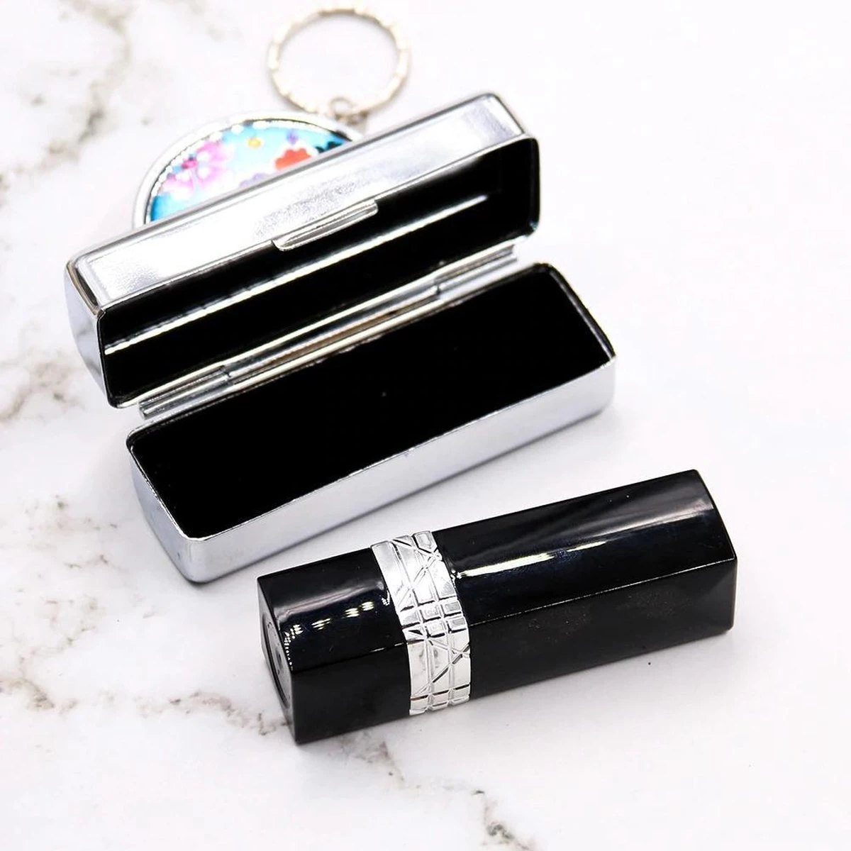 Merkloos Lippenstift Houder - Lippenstiftdoosje - Lipstick Houder - Met Spiegel - Zilver - Metaal 4 Merkloos Lippenstift Houder - Lippenstiftdoosje - Lipstick Houder - Met Spiegel - Zilver - Metaal - Image 2