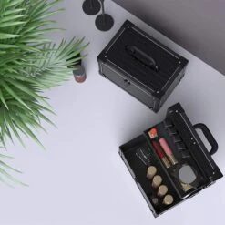 Make Up Koffer- Make Up Organizer- Beautycase -zwart -Make-upkoffer- Multifunctionele Koffer- Make-upkoffer- Sieradenkoffer- Kapperskoffer- Afneembare Schouderriem- Klassieke Zwarte Beautycase 14 Make Up Koffer- Make Up Organizer- Beautycase -zwart -Make-upkoffer- Multifunctionele Koffer- Make-upkoffer- Sieradenkoffer- Kapperskoffer- Afneembare Schouderriem- Klassieke Zwarte Beautycase -Modecosmetica Winkel 1200x1200 2648