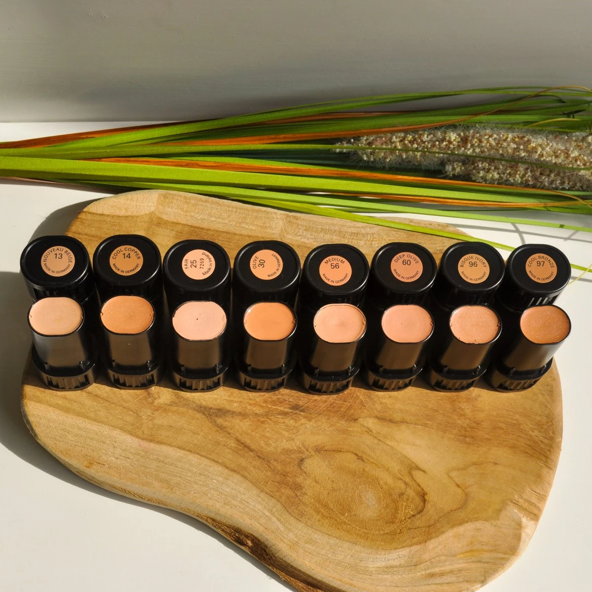 Max Factor Pan Stik - Bisque Ivory 7 Max Factor Pan Stik - Bisque Ivory - Image 5