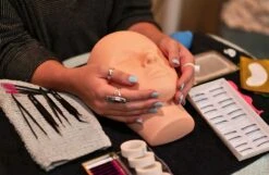 Merkloos Wimper Trainings Set Wimperuitbreidingskit Schoonheidsspecialiste Benodigdheden Mannequin 16 Merkloos Wimper Trainings Set Wimperuitbreidingskit Schoonheidsspecialiste Benodigdheden Mannequin -Modecosmetica Winkel 1200x784 5