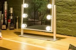 United Entertainment - Hollywood Spiegel Met 12 LEDs - 36x47,5 Cm - Wit 13 United Entertainment - Hollywood Spiegel Met 12 LEDs - 36x47,5 Cm - Wit -Modecosmetica Winkel 1200x799 14