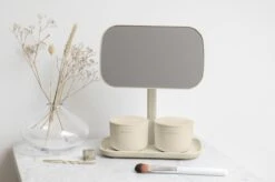 Brabantia ReNew Make-up Spiegel - Met Accessoireschaal - Soft Beige 28 Brabantia ReNew Make-up Spiegel - Met Accessoireschaal - Soft Beige -Modecosmetica Winkel 1200x799 15