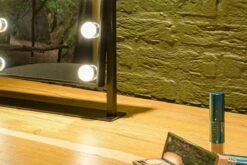 United Entertainment - Hollywood Spiegel Met 12 LEDs - 36x47,5 Cm - Zwart 19 United Entertainment - Hollywood Spiegel Met 12 LEDs - 36x47,5 Cm - Zwart -Modecosmetica Winkel 1200x800 51