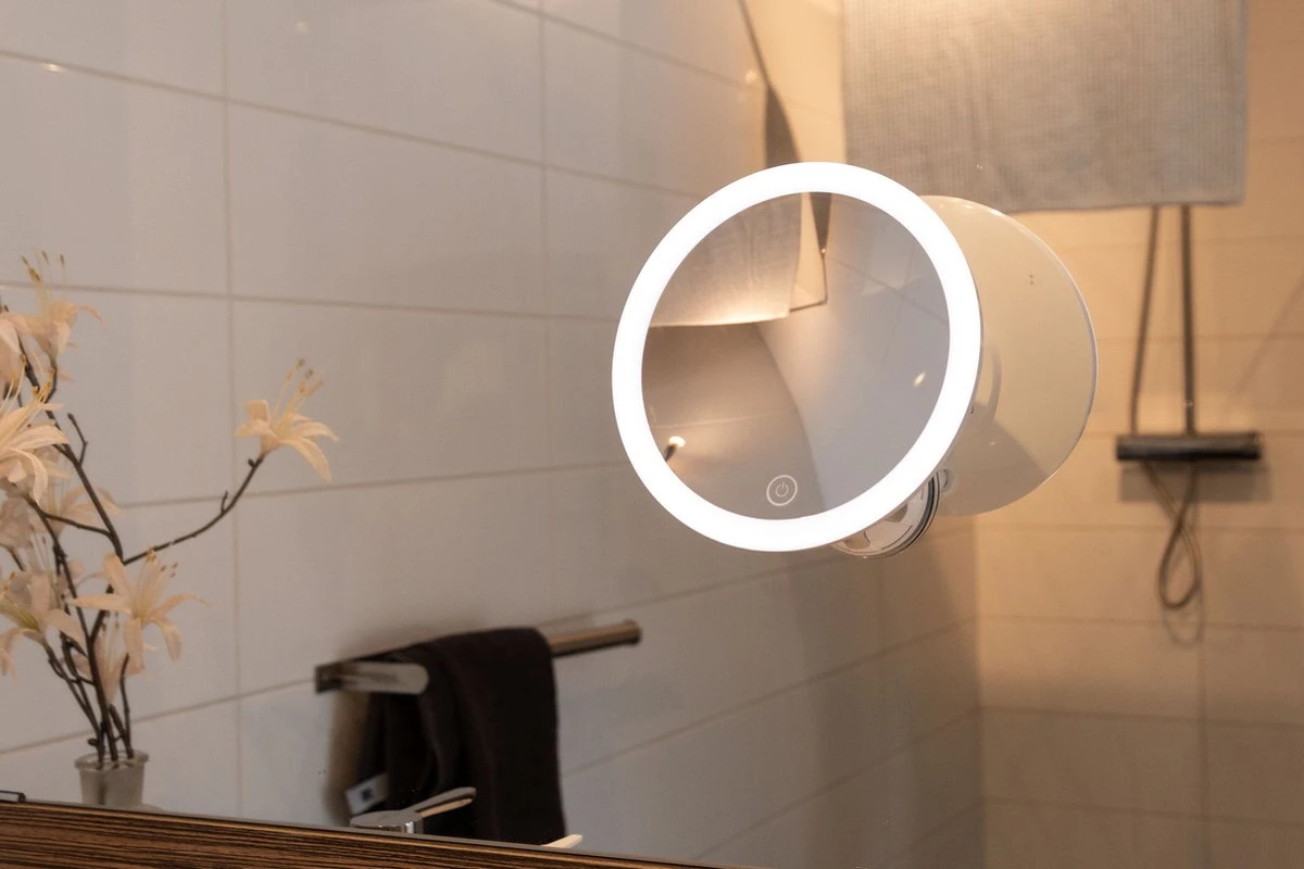 Innovision Make Up Spiegel - Met Verlichting En Zuignap - 360° Verstelbaar - Werkt Op Batterijen En Op Stroom - 5x Vergroot 8 Innovision Make Up Spiegel - Met Verlichting En Zuignap - 360° Verstelbaar - Werkt Op Batterijen En Op Stroom - 5x Vergroot - Image 6