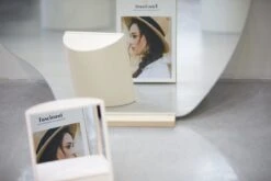 MRMR - The Non-reversing Mirror - Zonder Links & Rechts Gespiegeld - Make Up Spiegel 11 MRMR - The Non-reversing Mirror - Zonder Links & Rechts Gespiegeld - Make Up Spiegel -Modecosmetica Winkel 1200x800 58