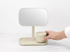 Brabantia ReNew Make-up Spiegel - Met Accessoireschaal - Soft Beige 30 Brabantia ReNew Make-up Spiegel - Met Accessoireschaal - Soft Beige -Modecosmetica Winkel 1200x899 30