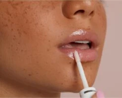 Labello Caring Lip Oil Dress Nude - 5.5 Ml -Modecosmetica Winkel 1200x962 4