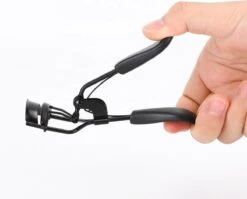 INTER-ESQUE® Wimperkruller - Eyelash Curler + 5x Gratis Extra Siliconen Pad - Zwart 13 INTER-ESQUE® Wimperkruller - Eyelash Curler + 5x Gratis Extra Siliconen Pad - Zwart -Modecosmetica Winkel 1200x965 8