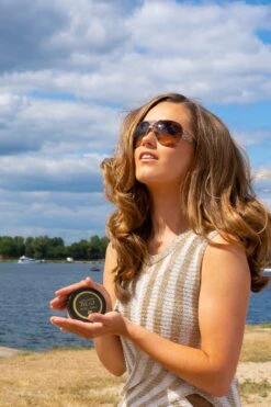 MaMo Subliem - Sublime Dry Tanning Powder - Medium - Baking Powder - Finishing Powder - Met Optie Shimmer - Tanning - Poeder - Spraytan - Glow - Grapes - Visagisten - Finishing Powder - Selftanning Powder - Na Zonnebrand Creme - Foundation - Make-up 10 MaMo Subliem - Sublime Dry Tanning Powder - Medium - Baking Powder - Finishing Powder - Met Optie Shimmer - Tanning - Poeder - Spraytan - Glow - Grapes - Visagisten - Finishing Powder - Selftanning Powder - Na Zonnebrand Creme - Foundation - Make-up -Modecosmetica Winkel 799x1200 4