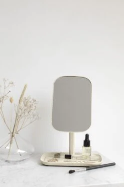 Brabantia ReNew Make-up Spiegel - Met Accessoireschaal - Soft Beige 37 Brabantia ReNew Make-up Spiegel - Met Accessoireschaal - Soft Beige -Modecosmetica Winkel 800x1200 25
