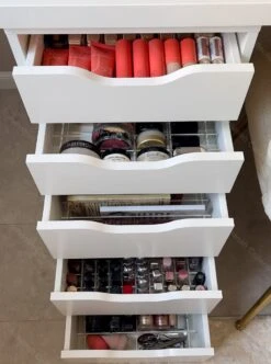 Jumanah® Collections "Sorted" - Large - Set A - Make Up Organizer Ladeverdeler Transparant Acryl- Ikea Alex 5 Ladeblok 15 Jumanah® Collections "Sorted" - Large - Set A - Make Up Organizer Ladeverdeler Transparant Acryl- Ikea Alex 5 Ladeblok -Modecosmetica Winkel 893x1200 7