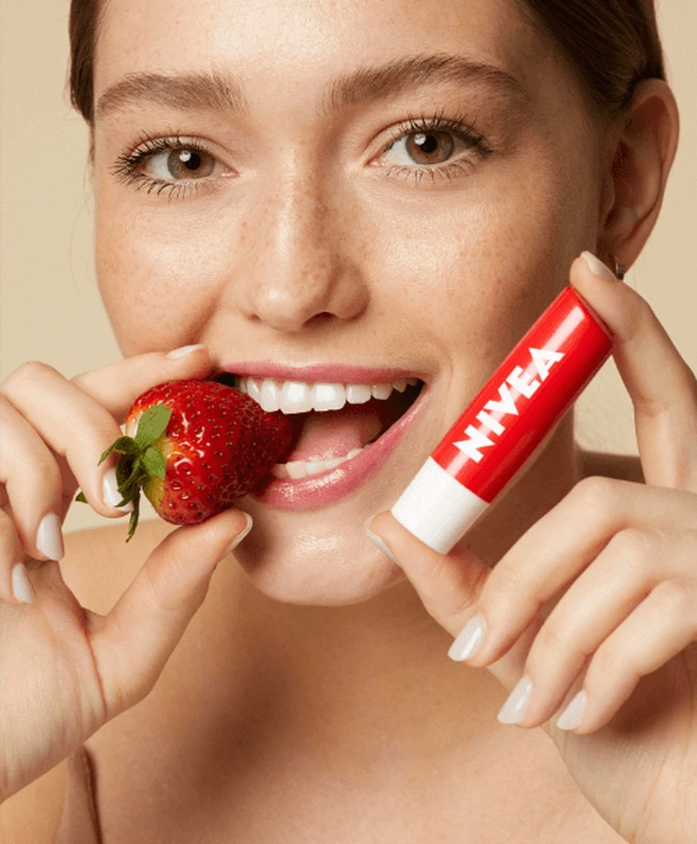 Nivea - Labello Strawberry Shine Lippenbalsem - 5,5 Ml Stick - Lipbalsem - Lipbalm - Lipverzorging - Verrijkt Met Shea Boter En Bio Jojoba Olie 8 Nivea - Labello Strawberry Shine Lippenbalsem - 5,5 Ml Stick - Lipbalsem - Lipbalm - Lipverzorging - Verrijkt Met Shea Boter En Bio Jojoba Olie - Image 6